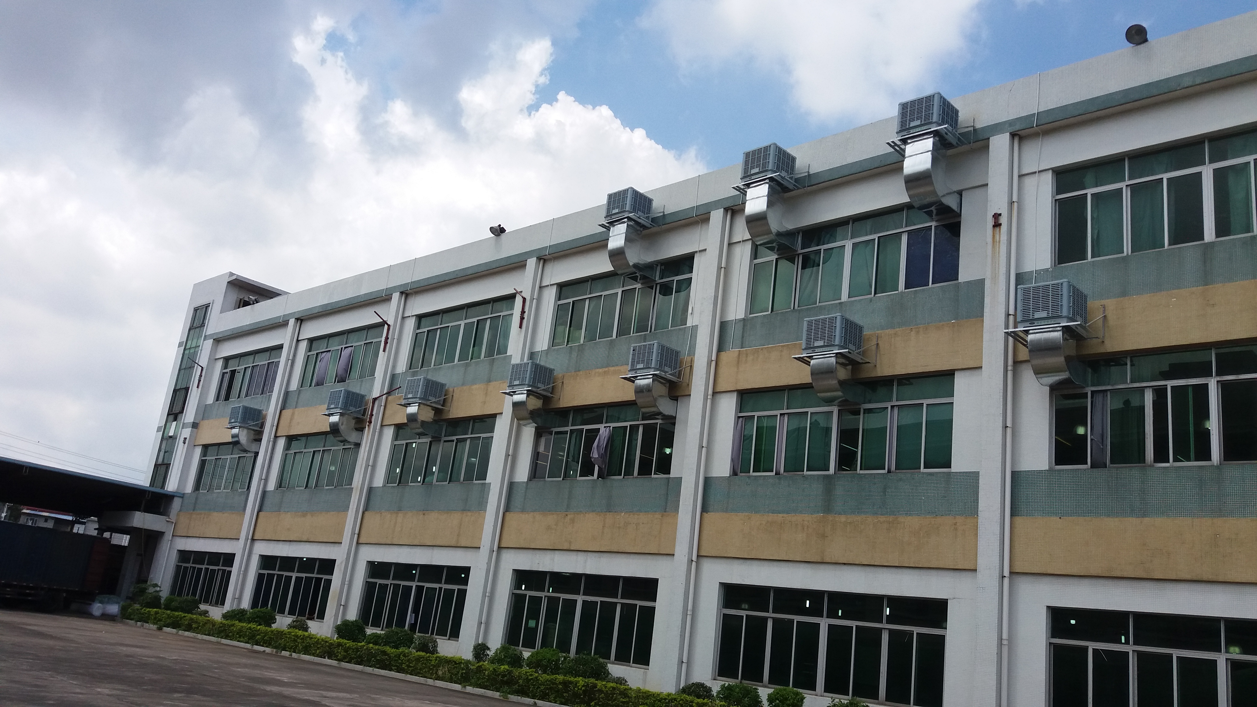 電鍍壓軸廠環(huán)?？照{降溫案例
